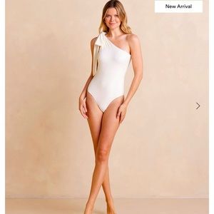 Brand new summmersalt ruched sidestroke with bow in ivory !